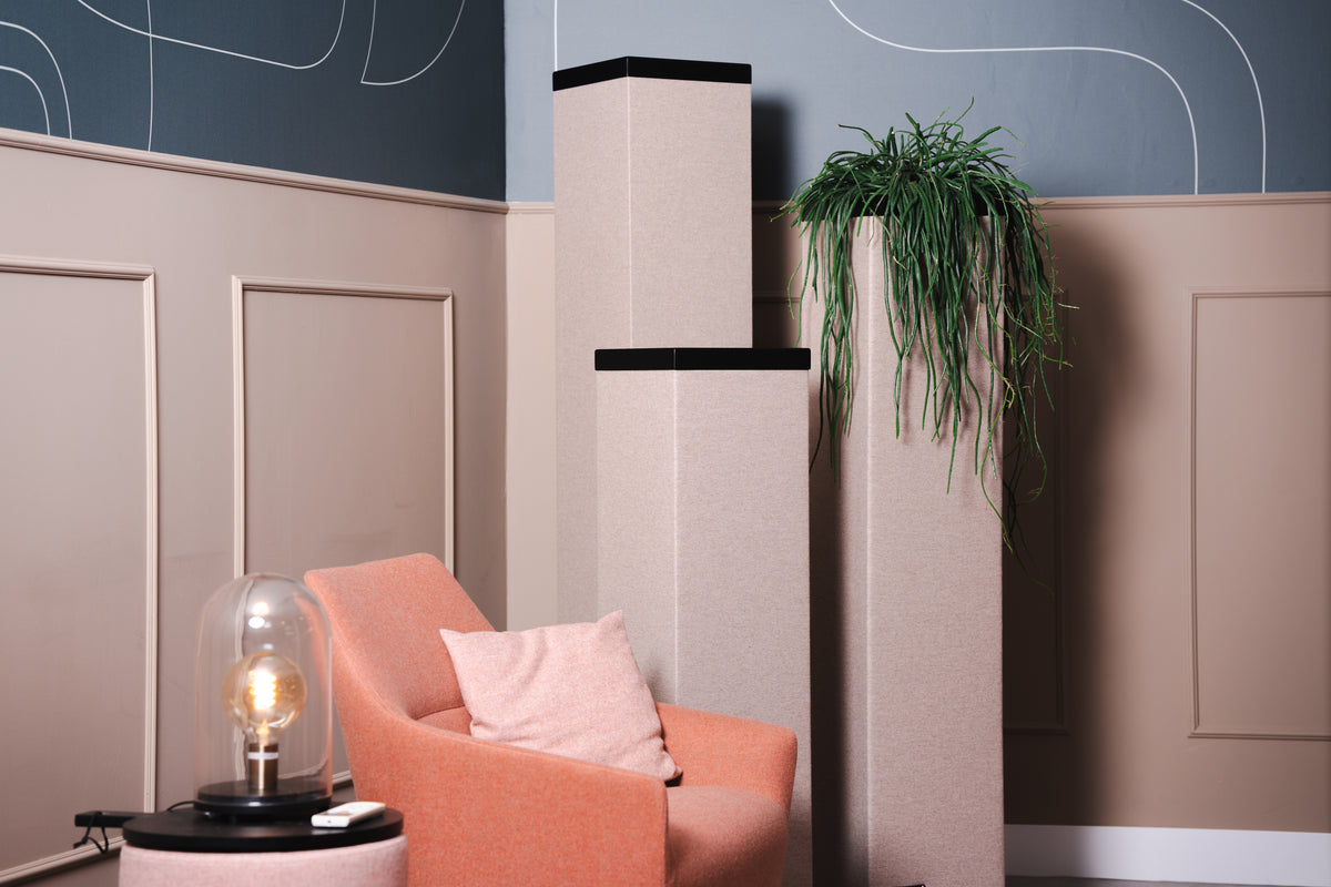 Set van drie BELI akoestische zuilen van 118, 150 en 180 cm in een lounge