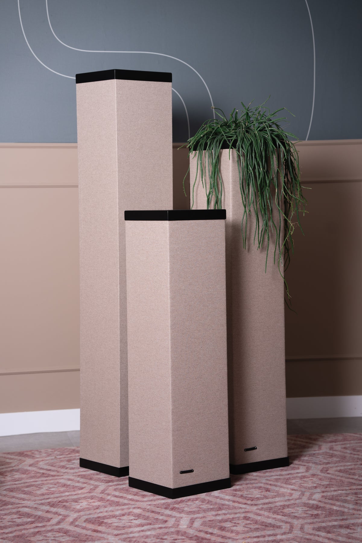 Set van drie BELI akoestische zuilen in beige met planten