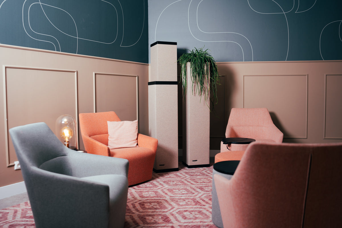 Set van drie BELI akoestische zuilen achter fauteuils in een wachtruimte