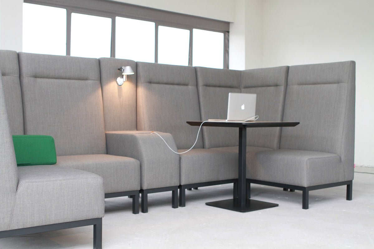 Base banken met hoge rug en tafels in een lichte kantine