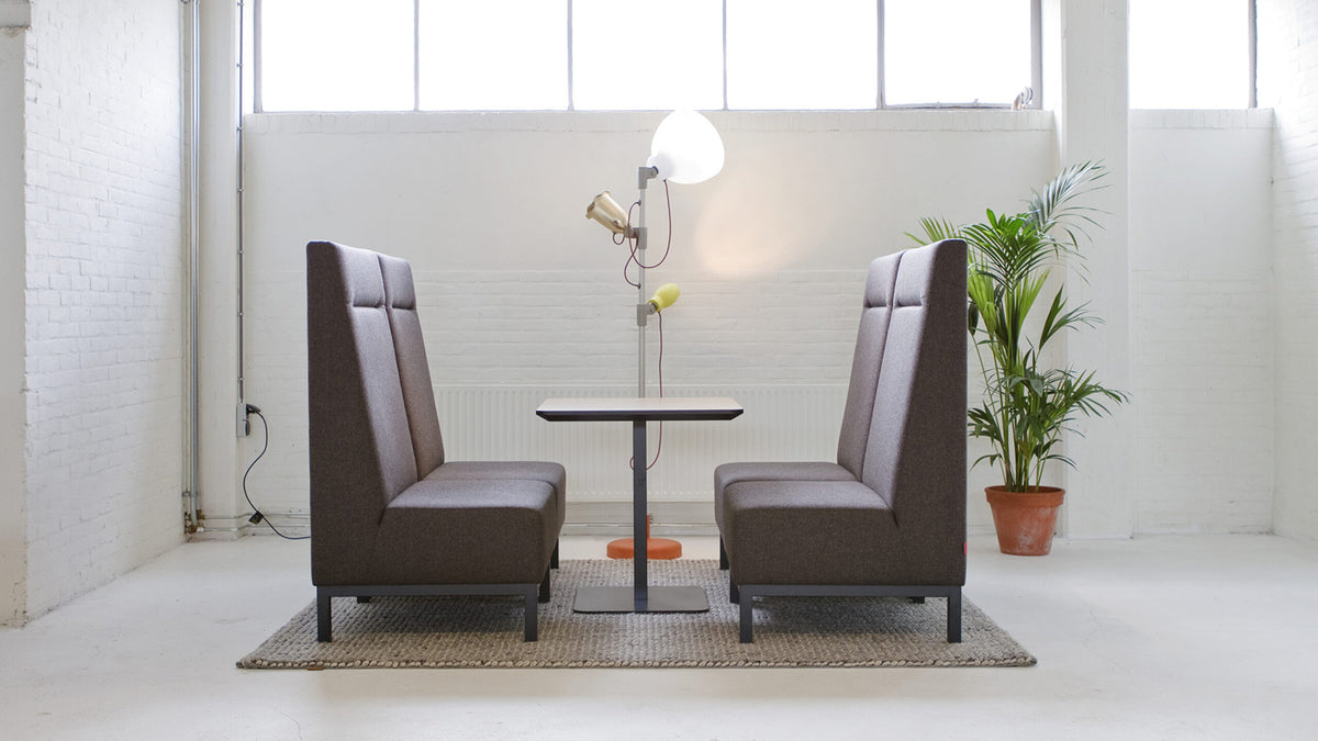 Twee Base banken met hoge rug tegenover elkaar met een tafel