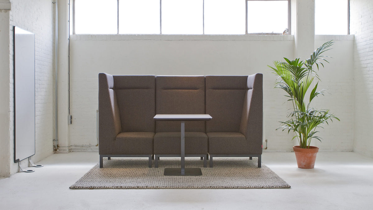 Base bank met hoge rug in grijs rond een tafel