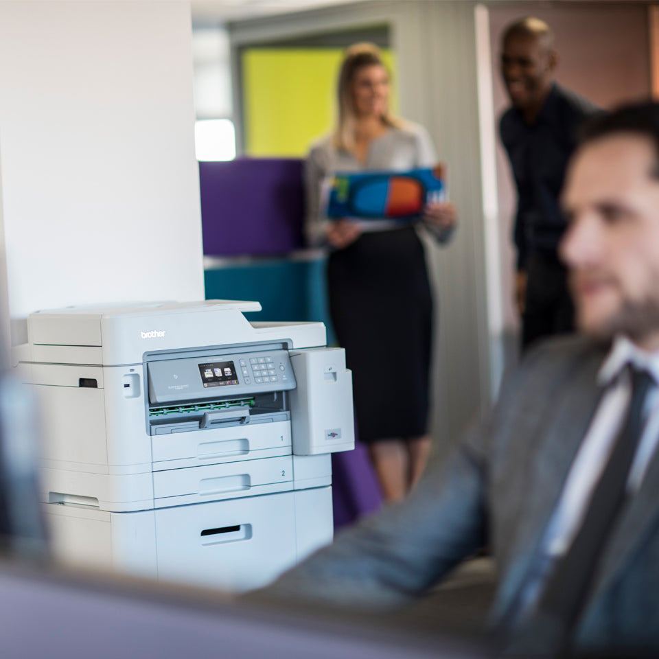 Inkjetprinter op een Brother onderkast in een kantoor
