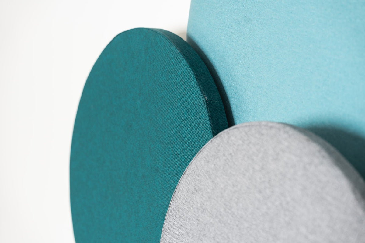 Combinatie van drie ronde CIRA akoestische panelen in blauw en grijs