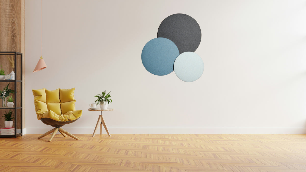 CIRA wandcombinatie Eucalyptus in blauwgrijs boven een fauteuil