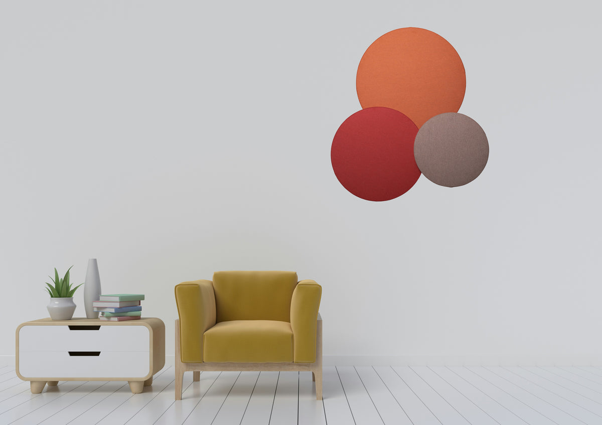 CIRA wandcombinatie Zinnia in rood en oranje boven een fauteuil