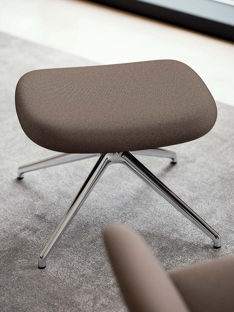 City Lounge fauteuil in bruin op een aluminium kruisvoet