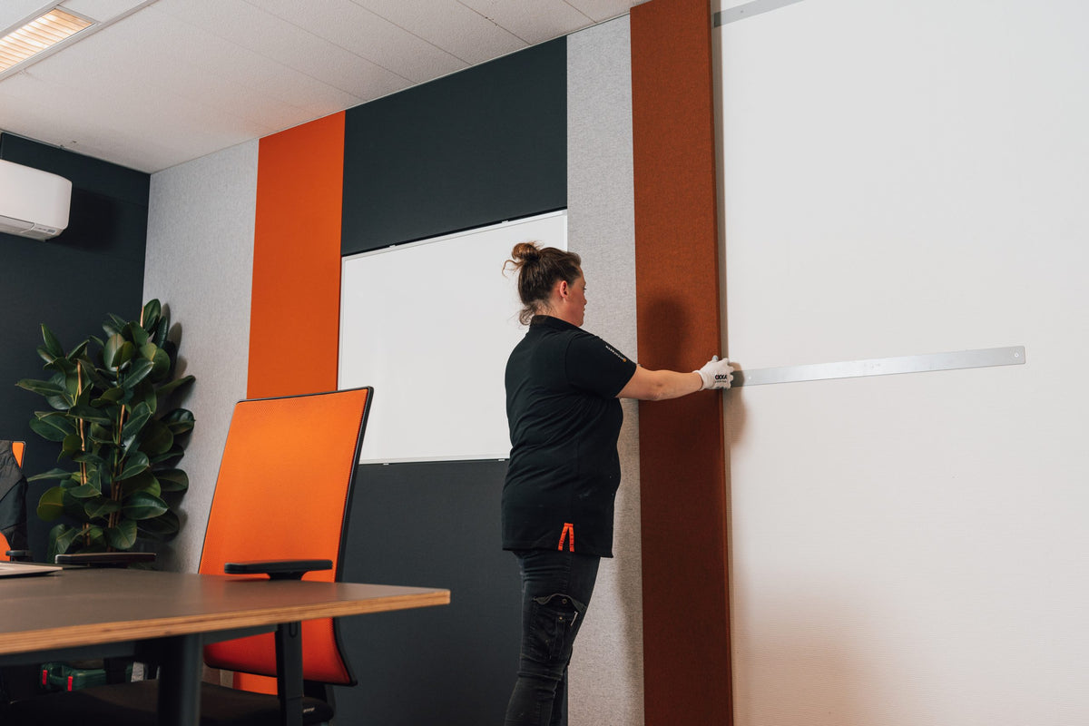 MUTE akoestische panelen in oranje en groen aan een kantoorwand