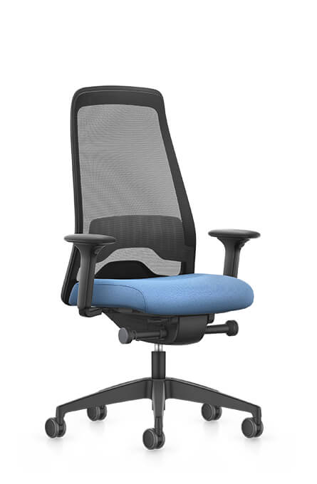 Interstuhl Every EV217 draaifauteuil met hoge zwarte netrug en blauwe comfortzitting