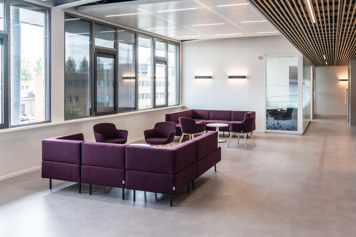Entree wachtbanken in paars in een ontvangsthal