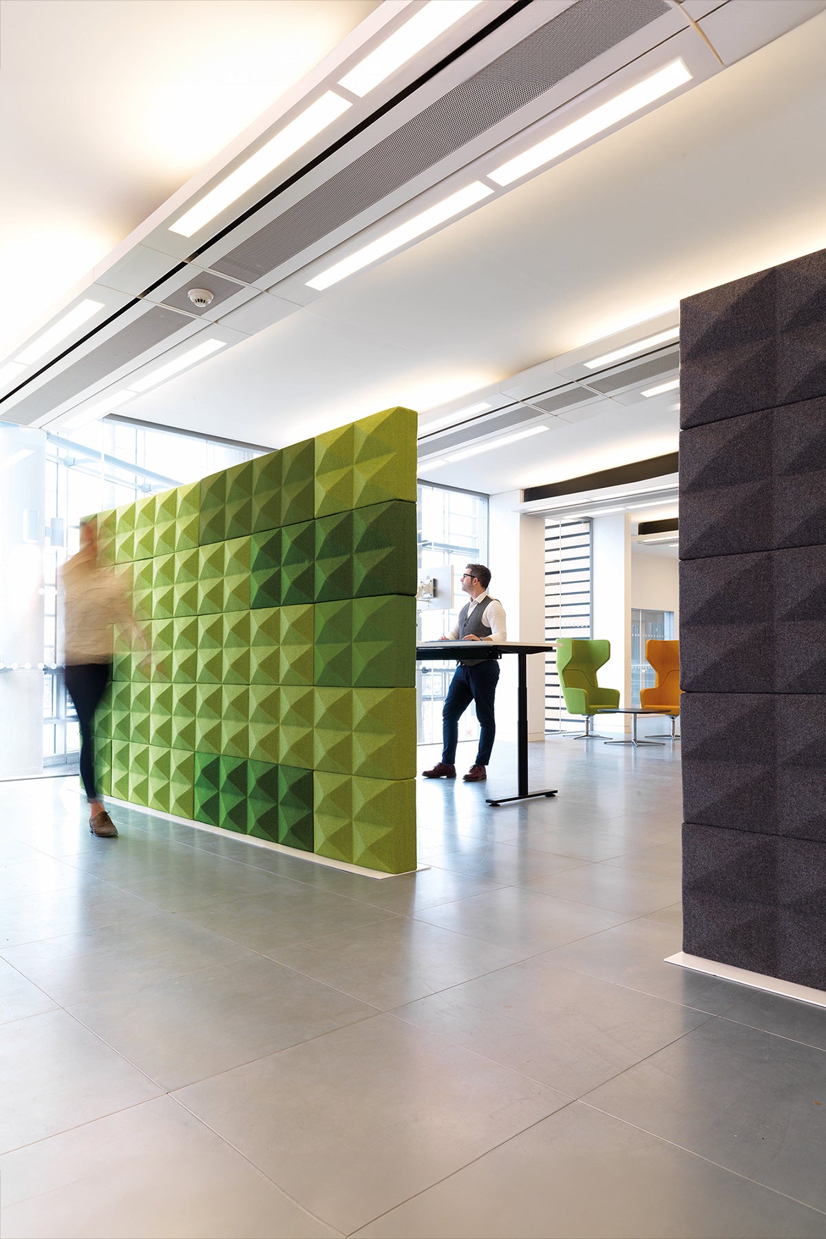 Fabricks wanden in groen en blauw in een lange kantoorgang