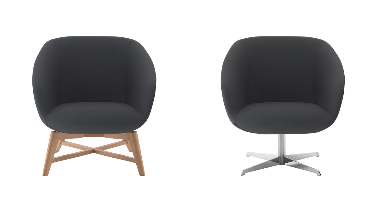 Twee donkergrijze loungefauteuils, één op een houten sledeframe en één op een stervoet