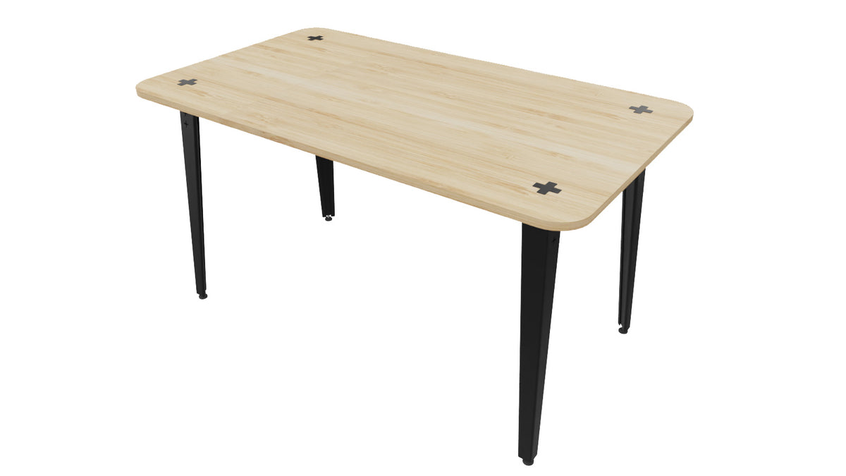 Tafel met bamboe blad en kabeldoorvoeren op vier zwarte schuine poten