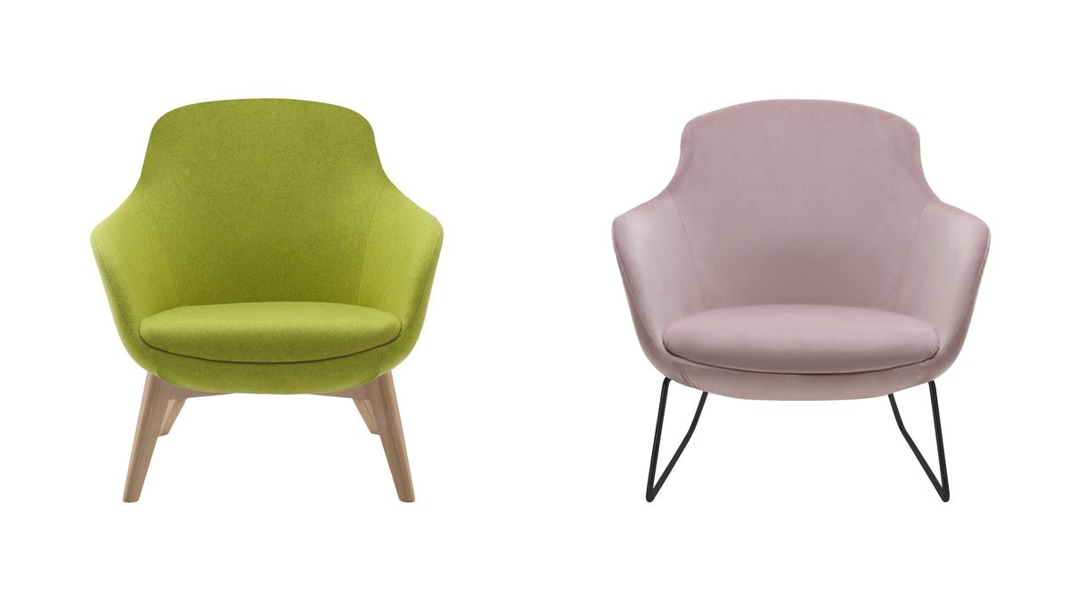 Olijfgroene fauteuil op houten poten naast een roze uitvoering op een zwart sledeframe
