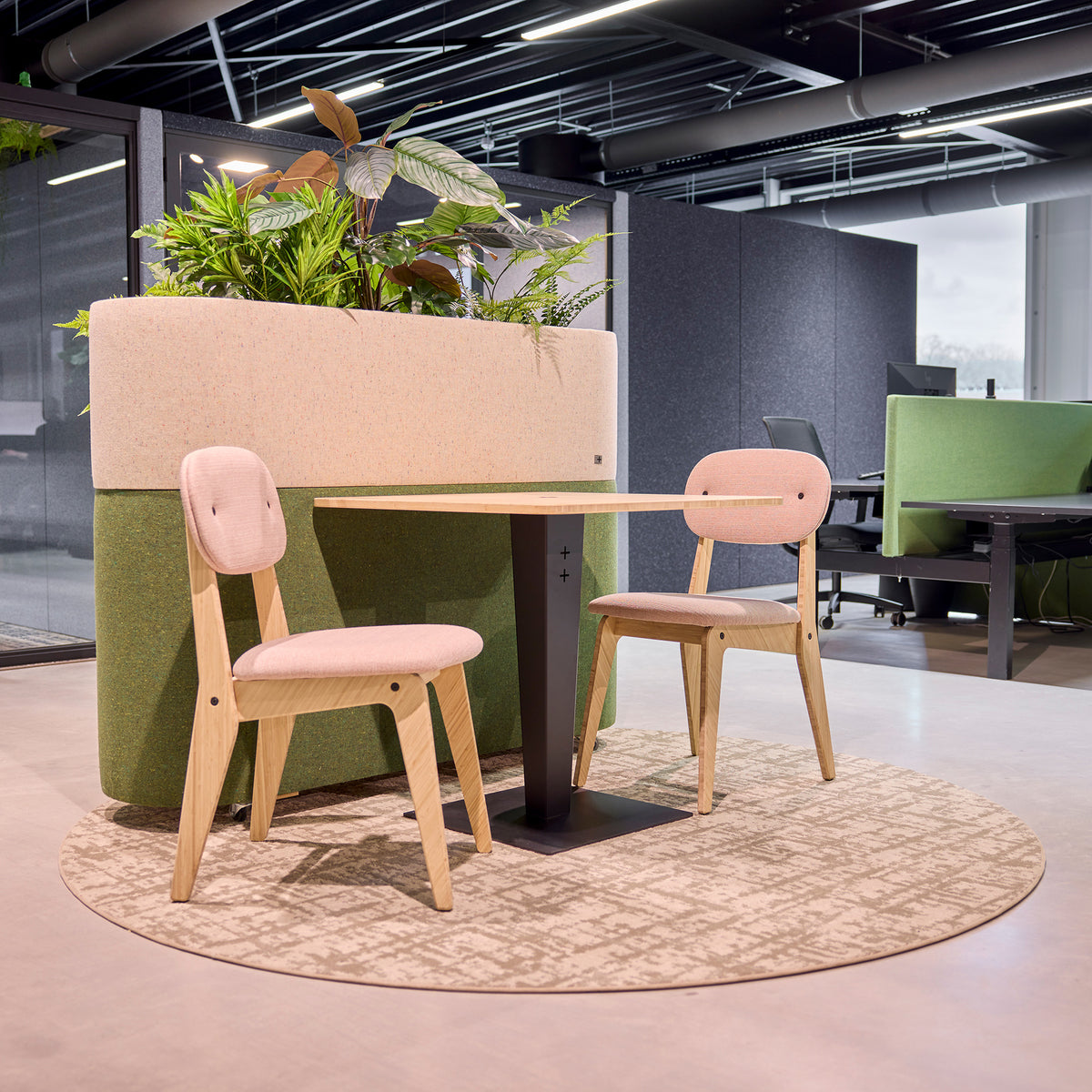 M+ Planter met ronde tafel en bamboe stoelen