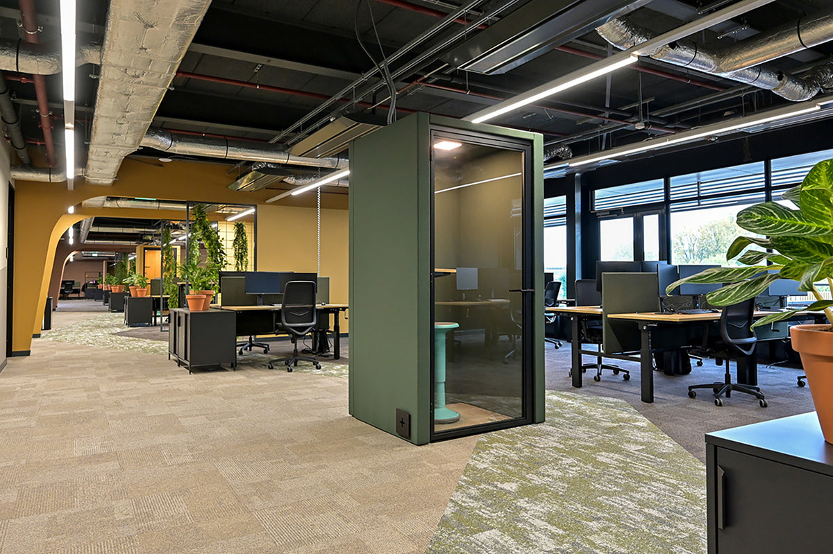 M+ Room belcel in een open kantoor met bureaus