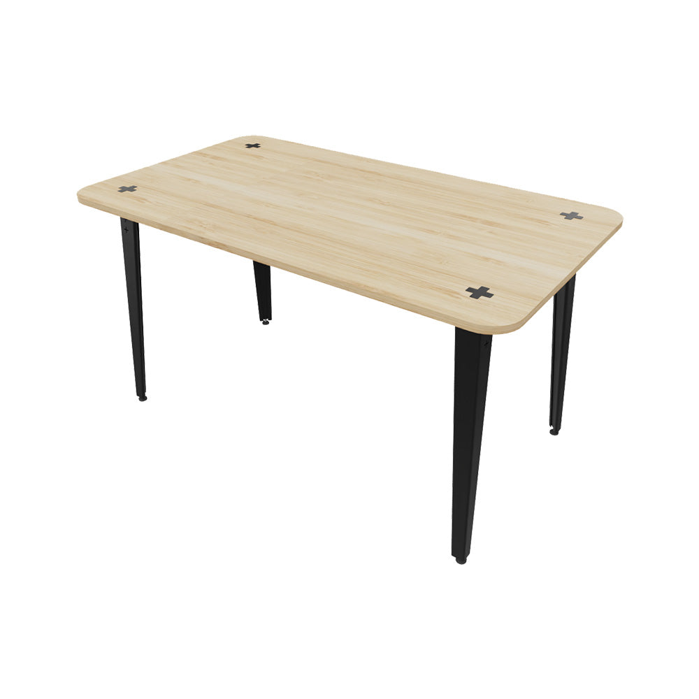 Tafel M+ Table met blad van massief bamboe op vier zwarte schuine metalen poten