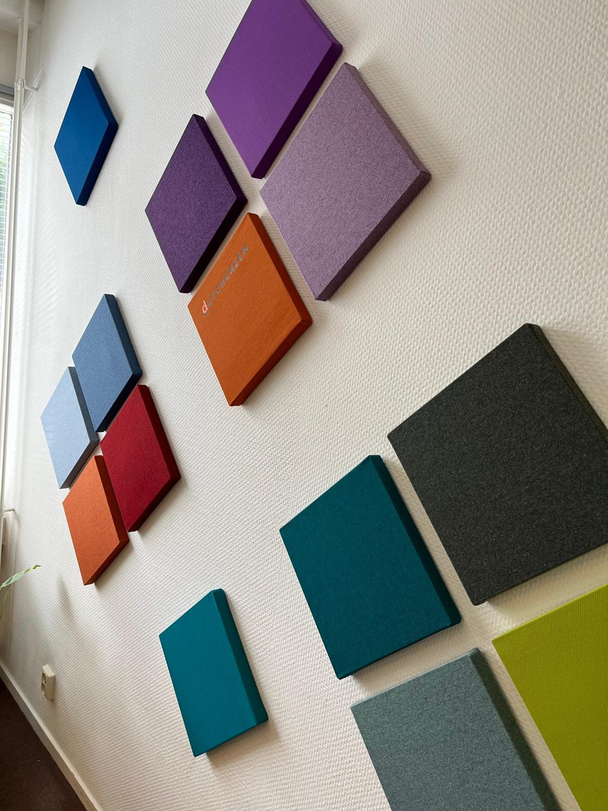 Wandcombinatie van MUTE akoestische panelen in diverse kleuren