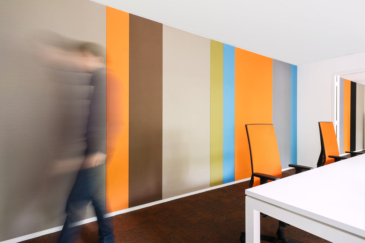 Muurvullende MUTE akoestische panelen in oranje en blauw in een kantoor