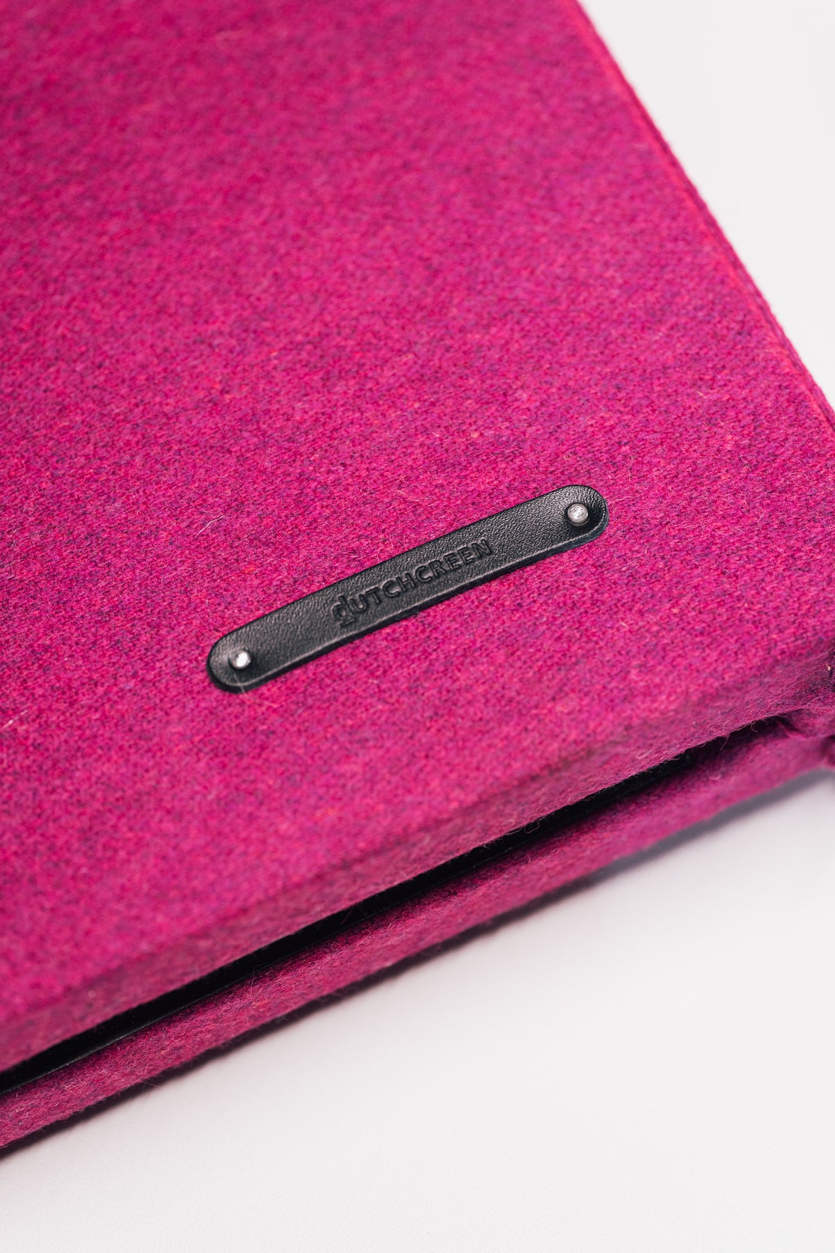 MUTE bench wand: close-up van een magentaroze akoestisch paneel met een zwart label op de rand