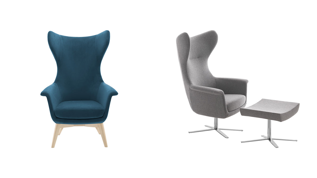 Blauwgroene oorfauteuil op houten poten naast een grijze uitvoering op stervoet met voetenbank