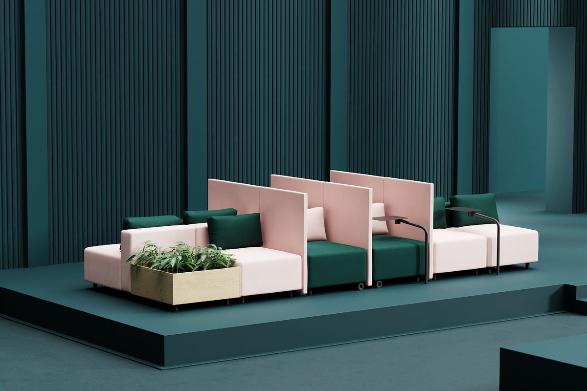 Modulaire zitelementen in roze en wit met plantenbakken, op een groen podium