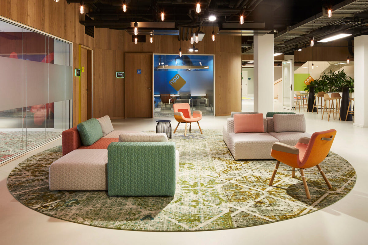 M+ Sofa in pastelkleuren op een rond vloerkleed in een lounge