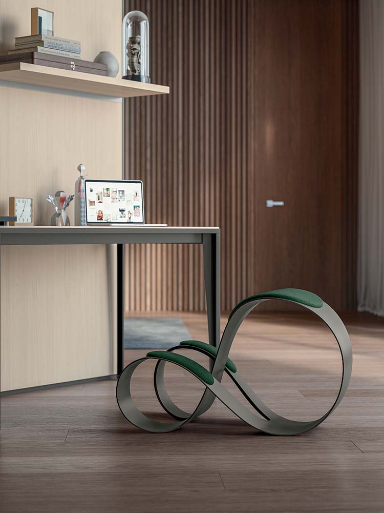 Moon stoel met ringvormig frame aan een bureau