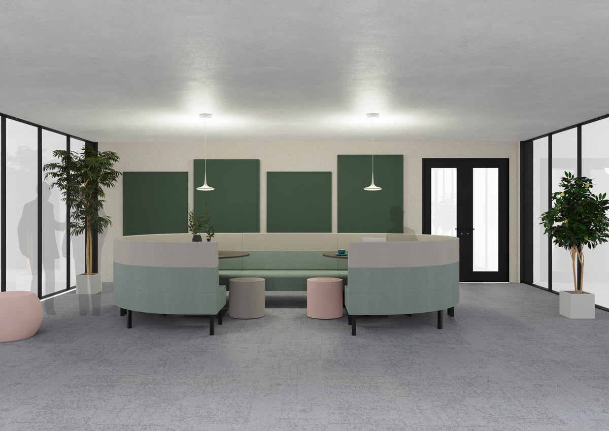 Radius banken in een grote kantine met planten