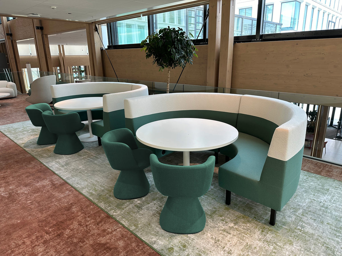 Radius banken in groen met ronde tafels