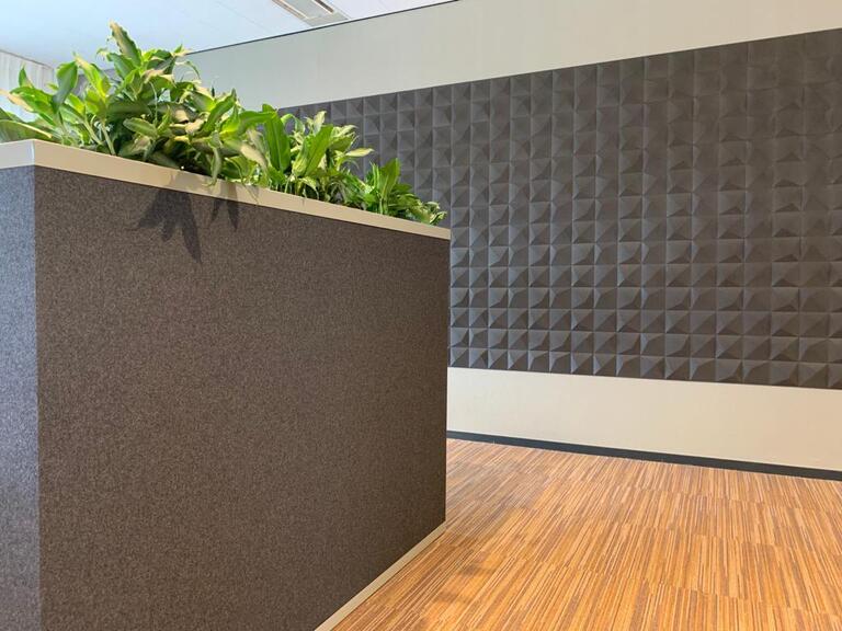 SENA akoestische plantenbak in antraciet voor een bakstenen wand