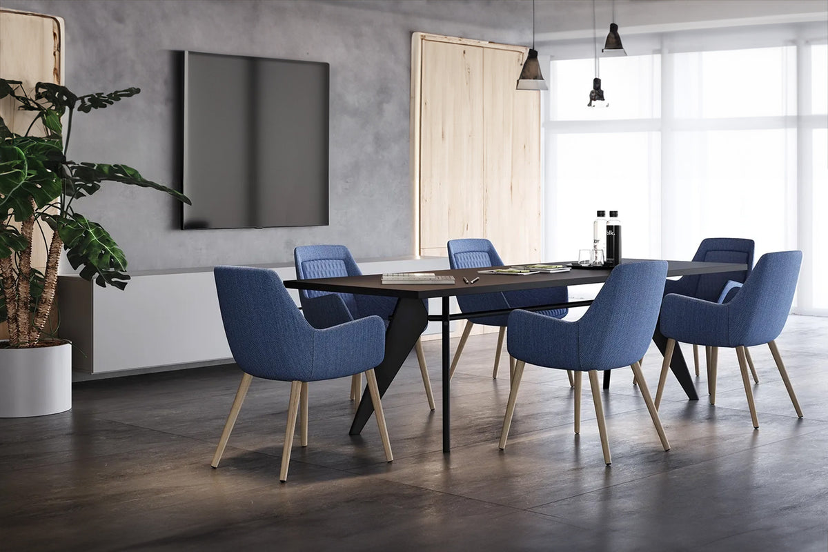 Samba Little fauteuils in blauw aan vergadertafel in interieur