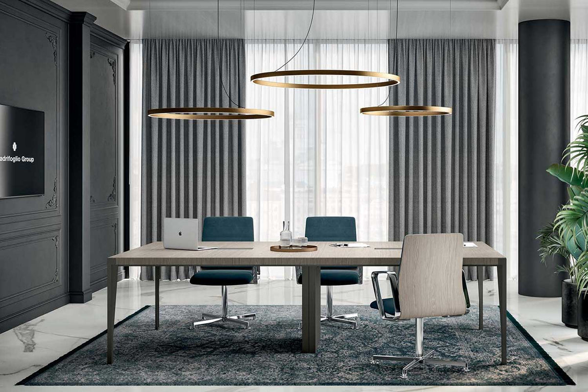 Quadrifoglio X9 vergadertafel met blauwe stoelen onder een ronde hanglamp