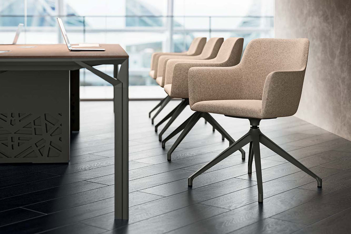City kuipstoelen in beige aan een lange tafel