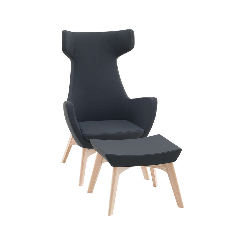 Loungefauteuil Solo met donkerblauwe oorrug en bijpassend voetenbankje op licht houten poten