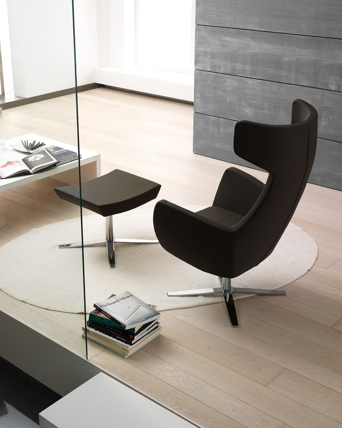 Solo fauteuil in donkere stof in interieur