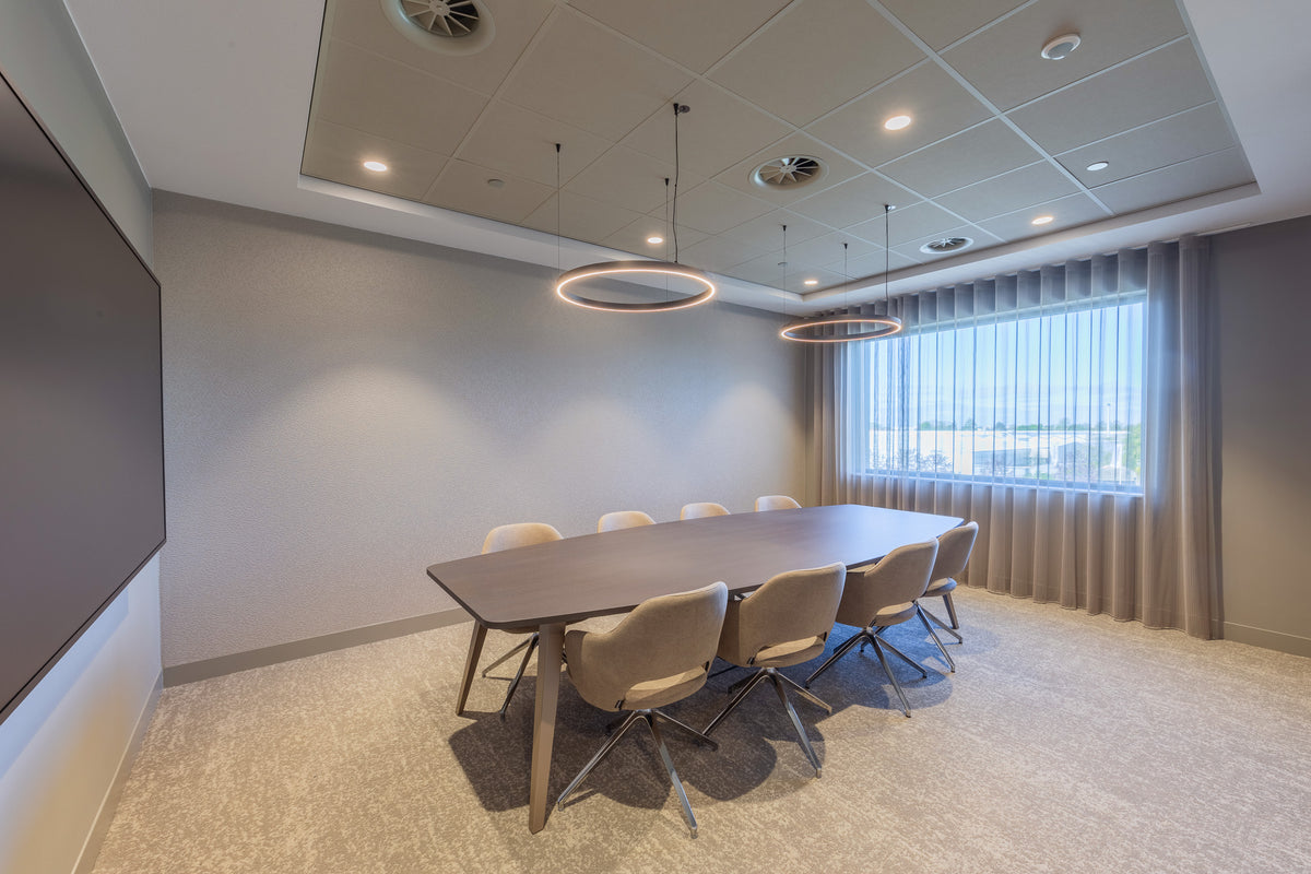 Swing stoelen aan lange vergadertafel in lichte ruimte