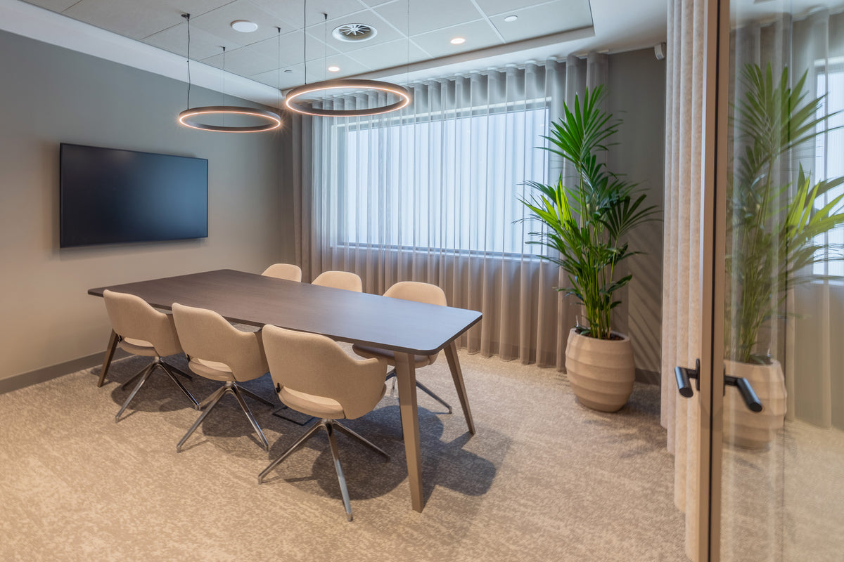 Swing stoelen aan vergadertafel met scherm aan de wand