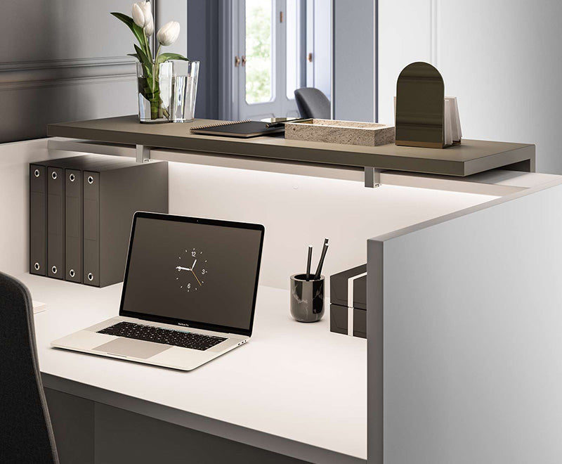 Werkblad achter de Z2 receptiebalie met laptop en accessoires