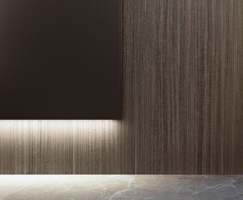 Verlichte plint onder de Z2 receptiebalie in houtdecor