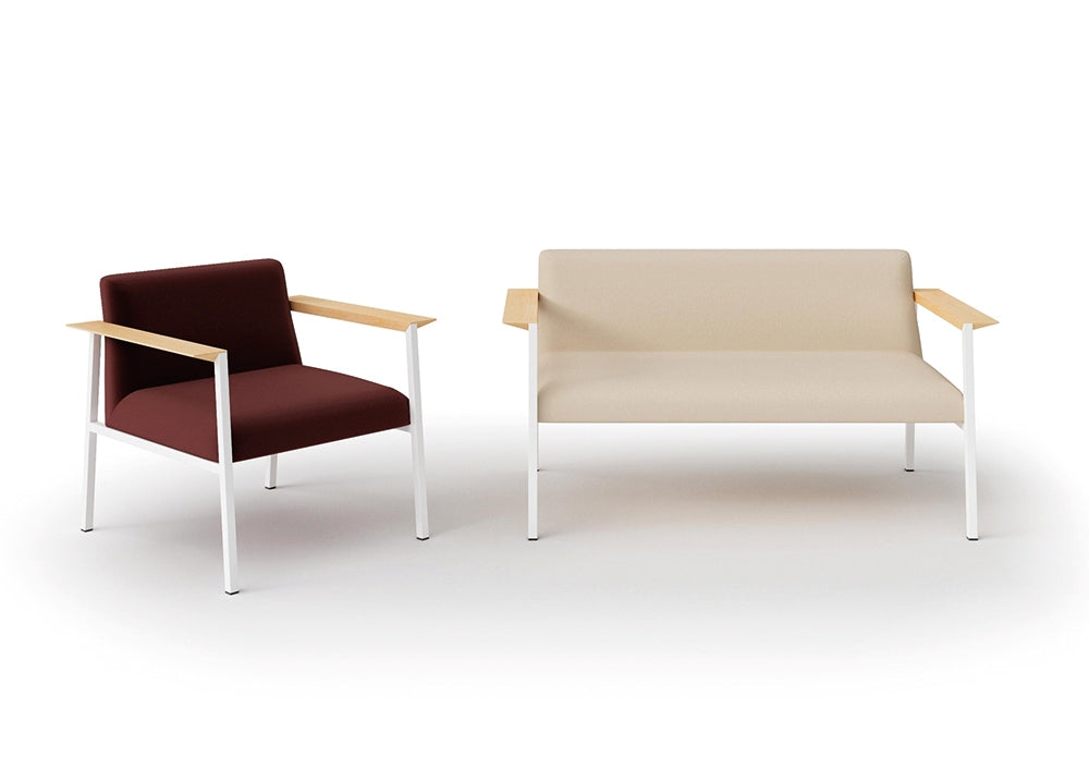 Ado 1-zits fauteuil in bordeaux naast de 2-zits bank in beige, beide op wit frame