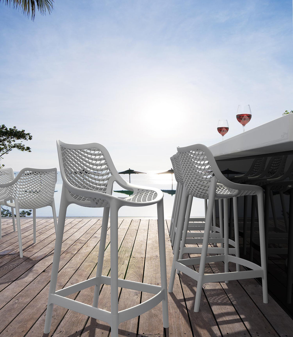 Air 75 barkrukken in wit op terras aan zee