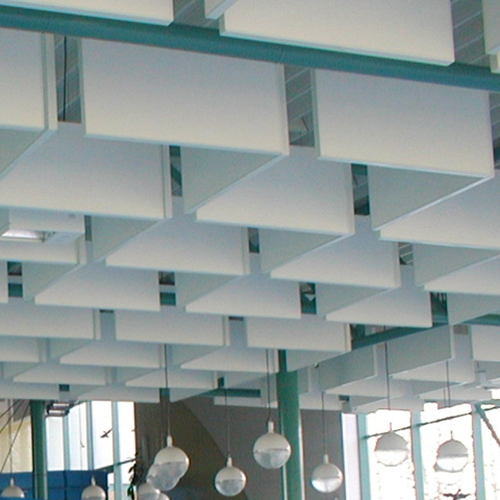 Akoestische plafondpanelen horizontaal opgehangen in een kantoor