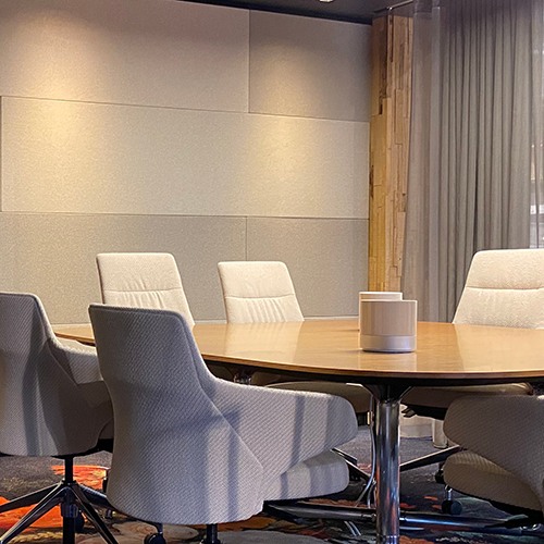 Akoestische wandpanelen in een vergaderruimte met ronde tafel
