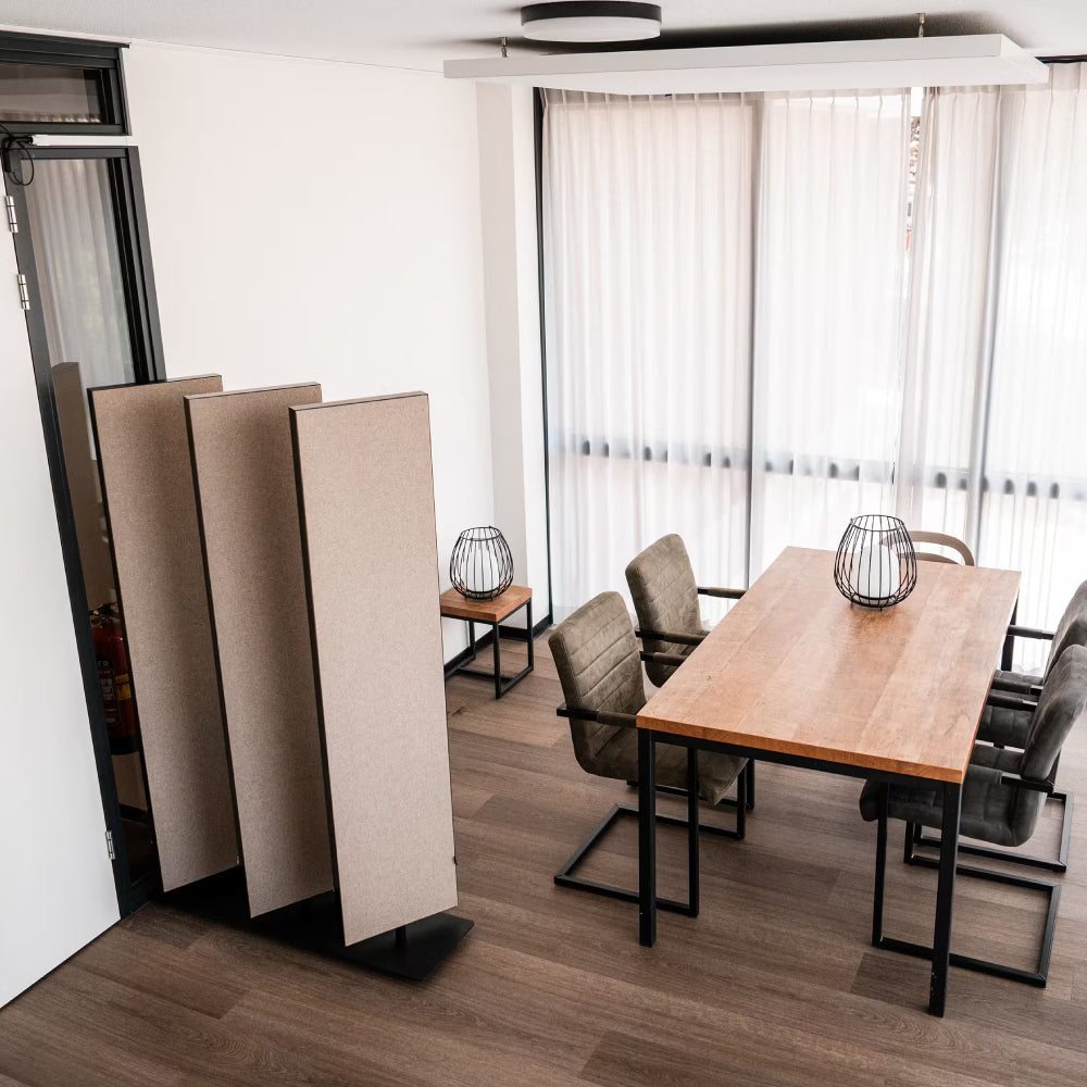 Lamellen dividers in verschillende kleuren rond een vergadertafel in een kantoorruimte