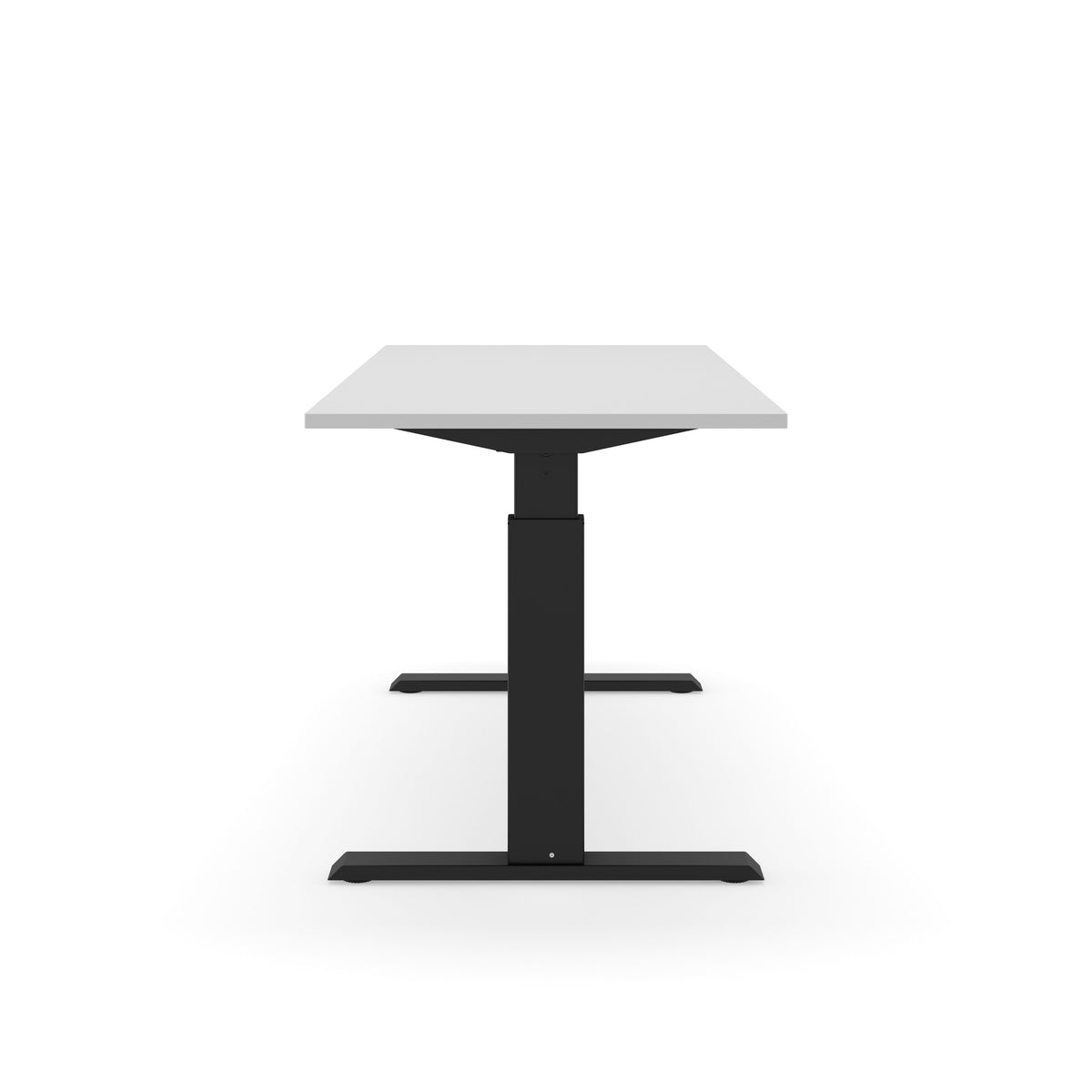 Elektrisch zit-sta bureau AF 140 met zilvergrijs blad op een zwart T-frame, vanaf de korte zijde gezien