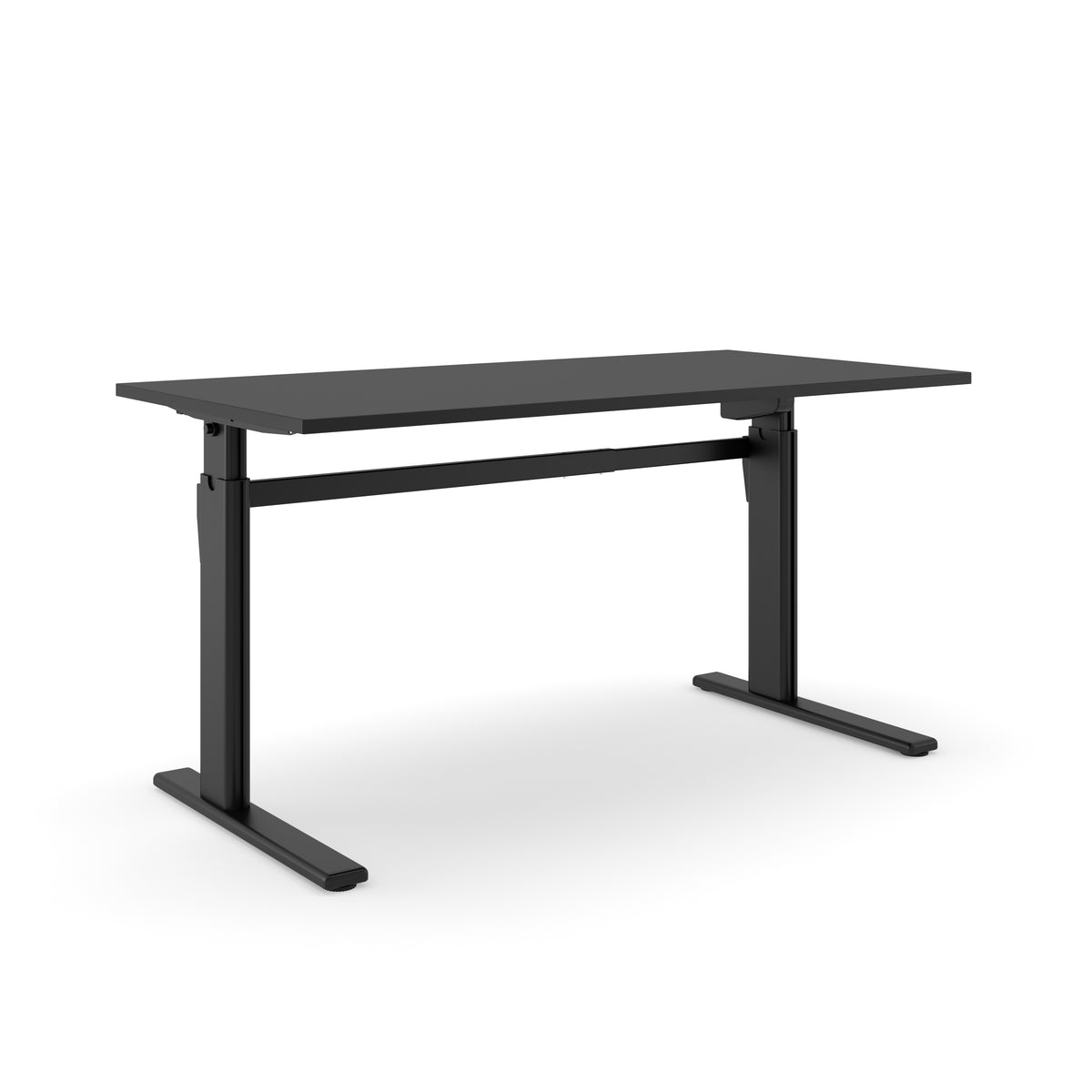 Elektrisch zit-sta bureau AF 150 met zwart blad op een zwart T-frame met dwarsbalk tussen de poten