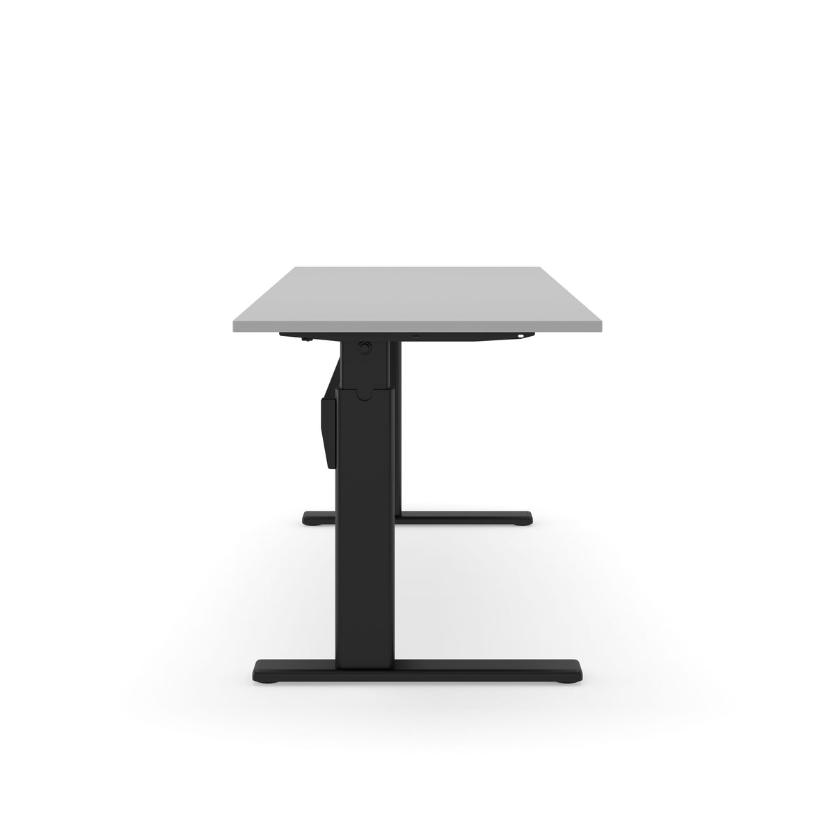 Elektrisch zit-sta bureau AF 150 met lichtgrijs blad op een zwart frame met dwarsbalk, vanaf de korte zijde gezien