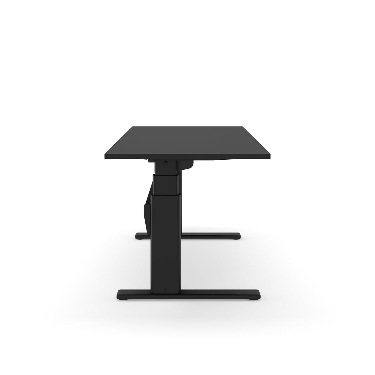 Elektrisch zit-sta bureau AF 250 met zwart blad op een zwart T-frame, van de zijkant gezien