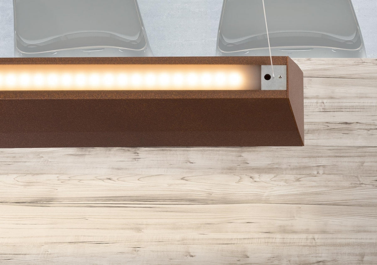 Hanglamp boven een eettafel bij een raam